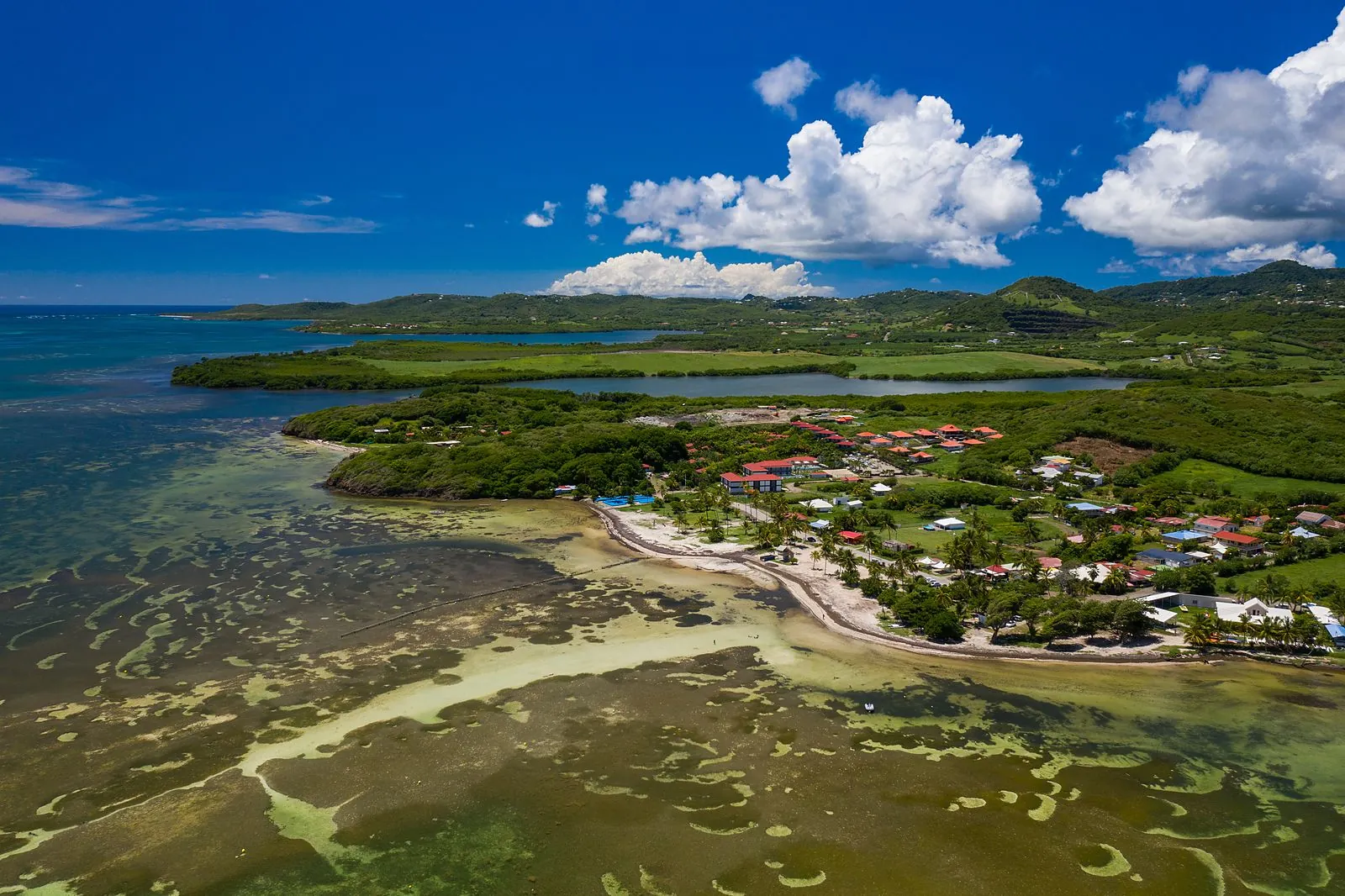 Vue aérienne du village côtier et des bancs de sable blanc affleurant de la Baignoire de Joséphine, Martinique