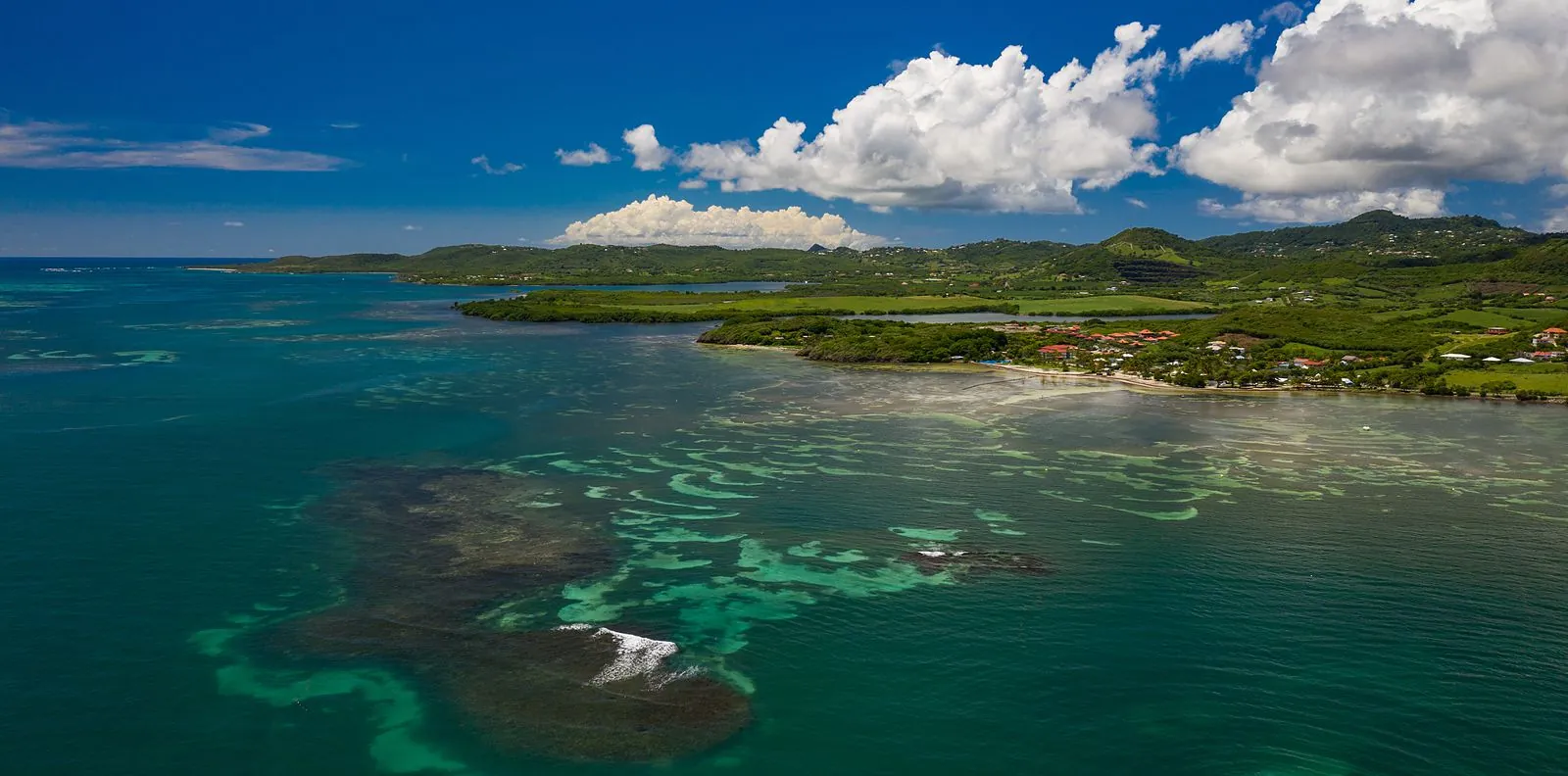 Panorama aérien des patates de corail et des hauts-fonds turquoise des fonds blancs, Martinique