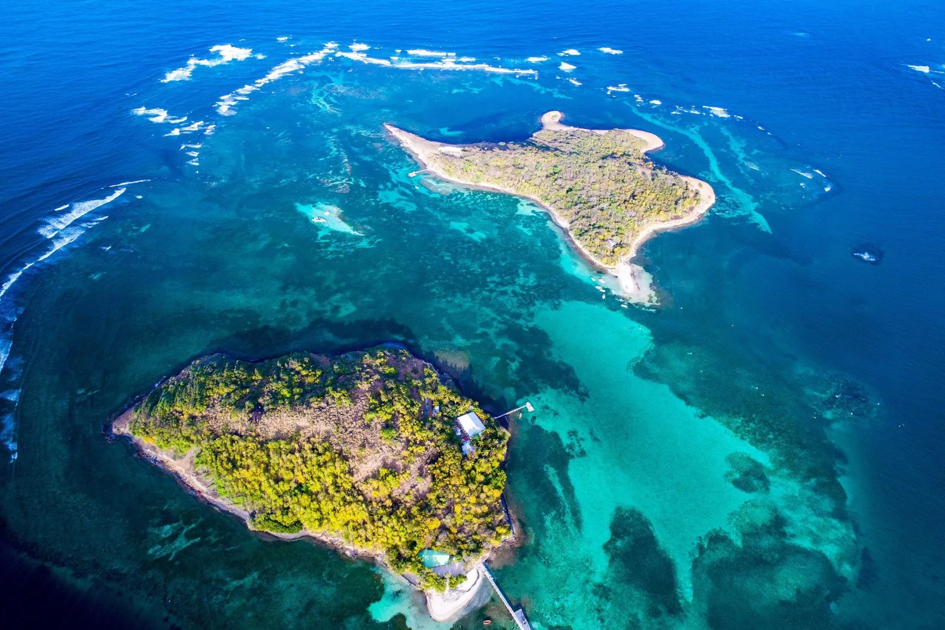Vue aérienne des îlets Oscar et Thierry séparés par les fonds blancs de la Baignoire de Joséphine, Le François, Martinique