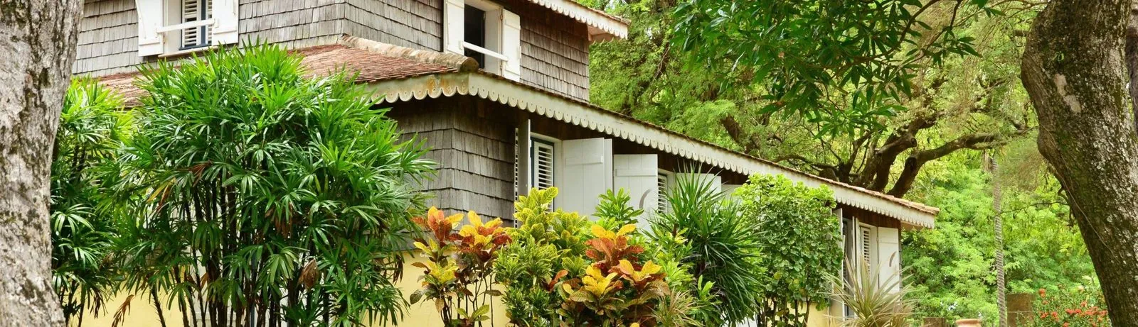 Vue panoramique de la maison créole de l'Habitation Clément et de son jardin tropical, Martinique