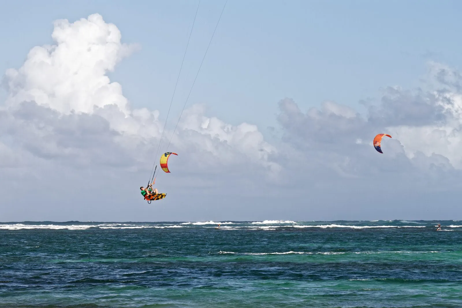 Kitesurfeur en saut au-dessus du lagon, Martinique