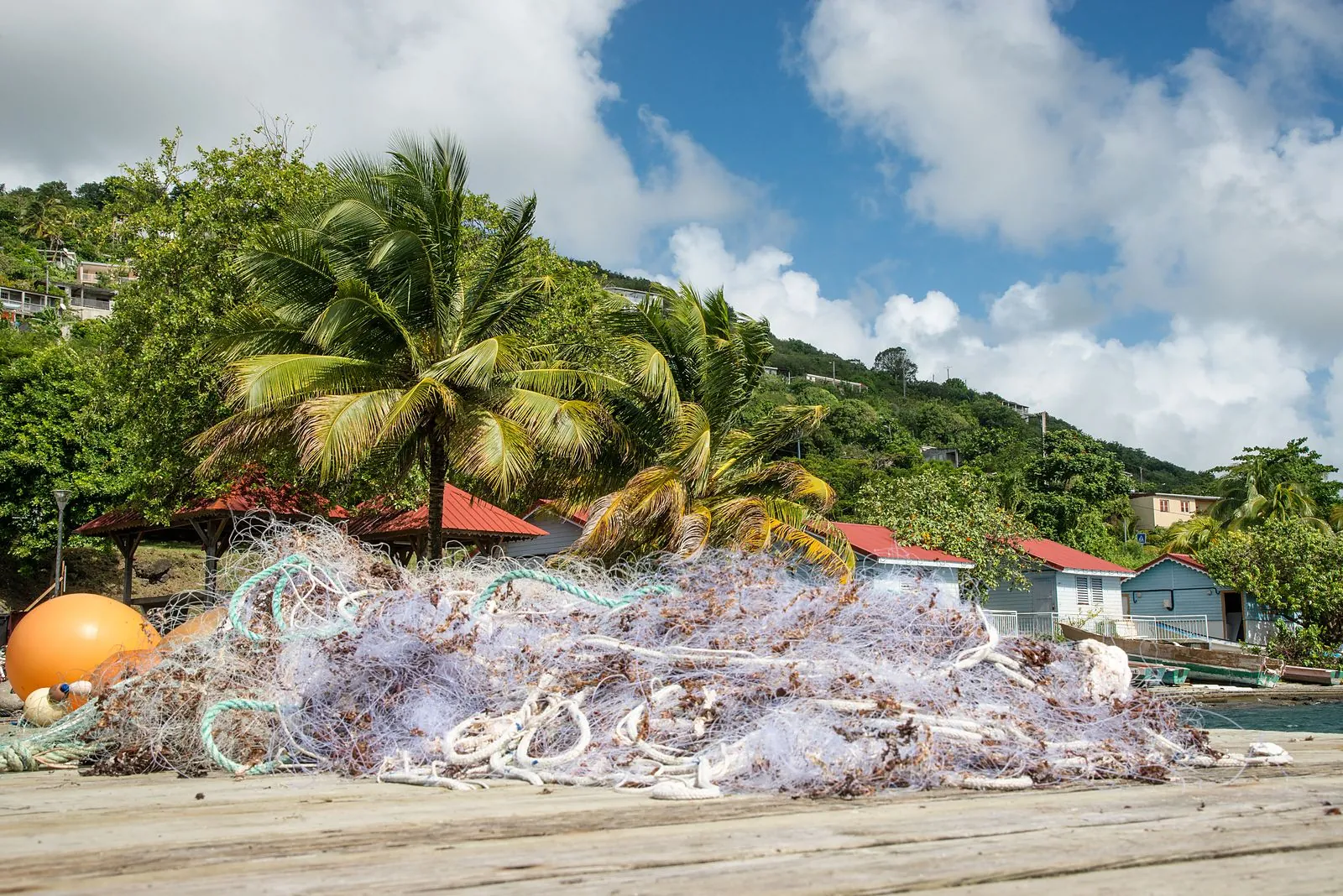 Filets de pêche entassés sur le quai du port de pêche du François, Martinique
